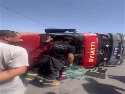 Yangına giden 5 itfaiyeci korkun&ccedil; kazada yaralandı