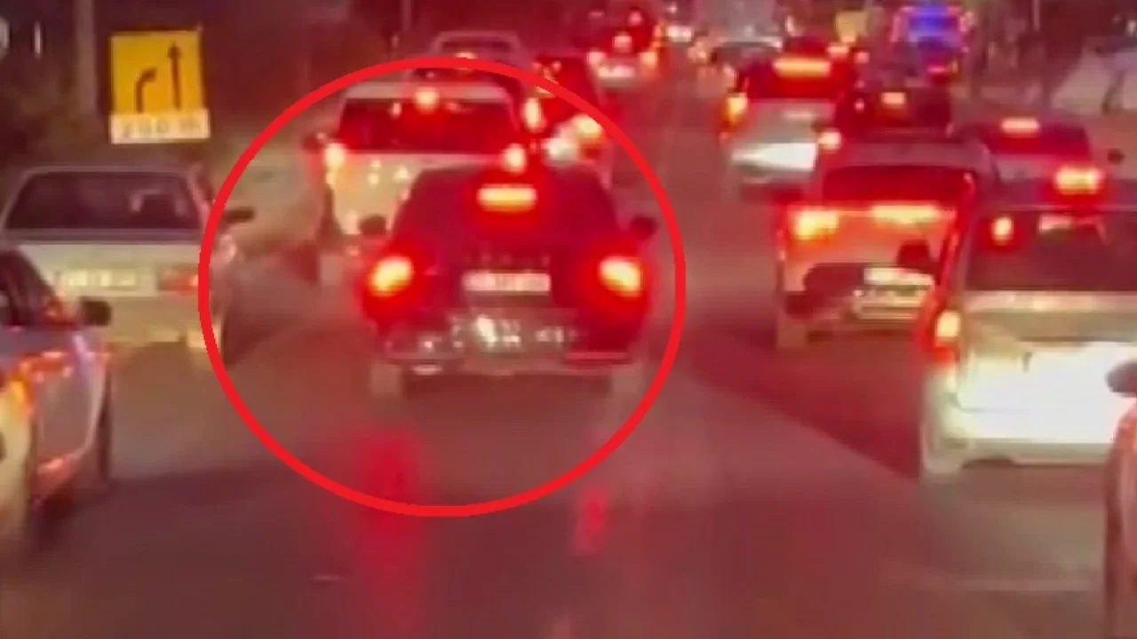 Yangına giden itfaiyeye yol vermedi! &Ccedil;akarlı ara&ccedil; g&ouml;r&uuml;nt&uuml;leri g&uuml;ndem oldu