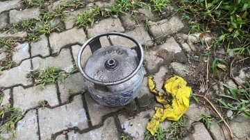 Yangına m&uuml;dahale eden itfaiye ekiplerine itfaiye aracını yıkayarak teşekk&uuml;r ettiler
