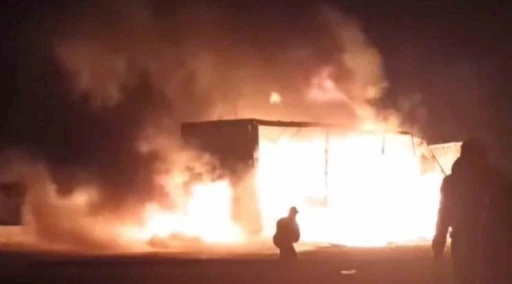 Yangında alev topuna d&ouml;nen tır kullanılamaz hale geldi
