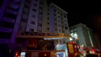 Yangında binada mahsur kalan 13 kişiyi itfaiye ekipleri kurtardı