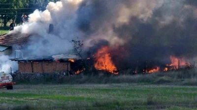 Yangında ev, trakt&ouml;r ve motosiklet k&uuml;l oldu