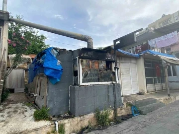 Yangında kokore&ccedil; d&uuml;kkanı kullanılamaz hale geldi
