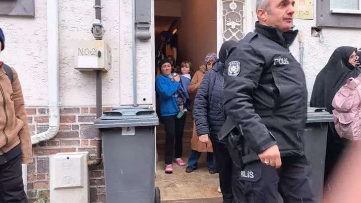  Yangında mahsur kalan &ccedil;ocuk ile kedileri itfaiye ekipleri kurtardı