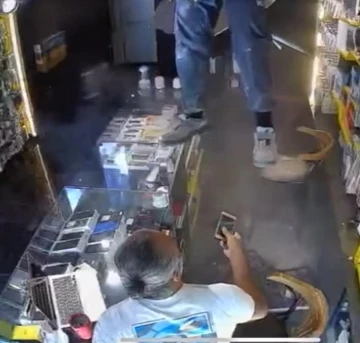 Yanlış kapıdan girdi, &ccedil;&ouml;ken tavanda asılı kaldı