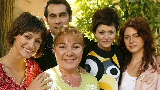 Yaprak D&ouml;k&uuml;m&uuml;'n&uuml;n yıldız ismi hayatını kaybetti 