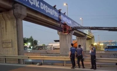 Yarı &ccedil;ıplak şahıs &uuml;st ge&ccedil;itte asılı bulundu
