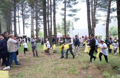 Yarım saatte 580 kilo &ccedil;&ouml;p toplandı
