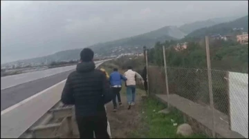 Yarış i&ccedil;in toplanan motosikletli grup, polisi g&ouml;r&uuml;nce ka&ccedil;maya başladı: O anlar kamerada
