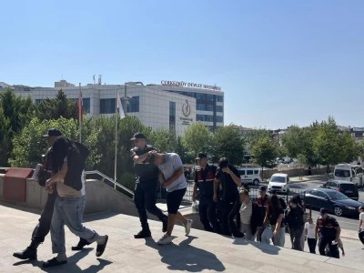 Yasak aşk sonrası kadın kıyafetleri giydirip dolaştırdılar!