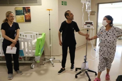 Yaşamasına y&uuml;zde 1 ihtimal verilen &ccedil;iftin sıra dışı aşkı
