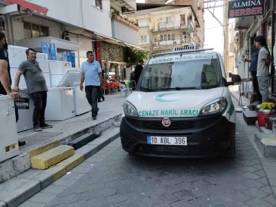 Yaşlı adam, binanın teras katındaki demirlerde asılı bulundu