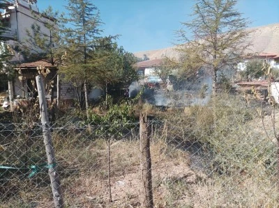 Yaşlı adam yaktığı otların arasında kalarak &ouml;ld&uuml;