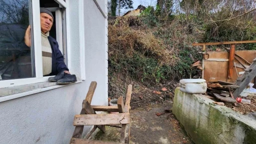 Yaşlı &ccedil;ift, heyelan nedeniyle girişi kapanan evlerine pencereden giriyor
