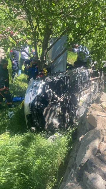 Yaşlı &ccedil;ift otomobille bah&ccedil;eye yuvarlandı, takla atan ara&ccedil; i&ccedil;erisinde kurtarılmayı bekledi
