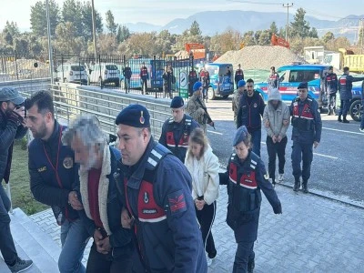 Yaşlı &ccedil;ifti &ouml;ld&uuml;r&uuml;p altın dişlerini s&ouml;kt&uuml;ler