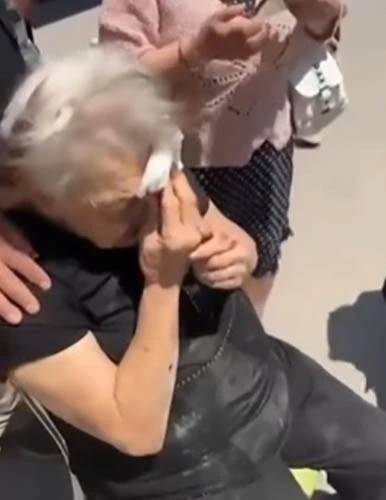 Yaşlı kadın kaldırımda d&uuml;ş&uuml;p kafasını vurdu, vatandaş Buca Belediyesine isyan etti
