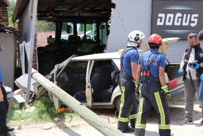 Yaşlı karı koca duvara &ccedil;arpan otomobilde can verdi