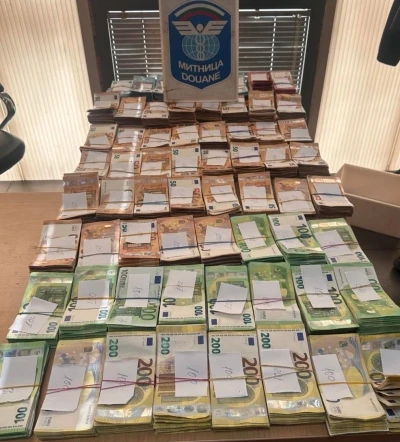 Yatağın altına gizlediği 61 bin 300 euro komşuda kaldı
