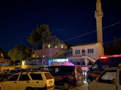 Yatsı namazına gidenlere bı&ccedil;aklı saldırı: 2 &ouml;l&uuml;