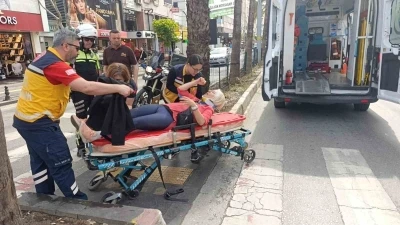 Yaya ge&ccedil;idinde frene basıp d&uuml;şen motosiklet s&uuml;r&uuml;c&uuml;s&uuml; kask sayesinde hayatta kaldı
