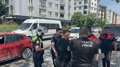 Yaya ge&ccedil;idinde kendisini uyaran yayayı d&ouml;vd&uuml;
