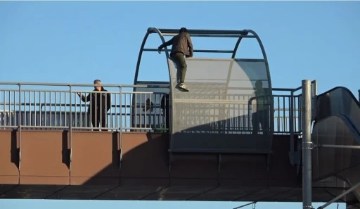 Yaya &uuml;st ge&ccedil;idine &ccedil;ıkan genci polis ikna etti
