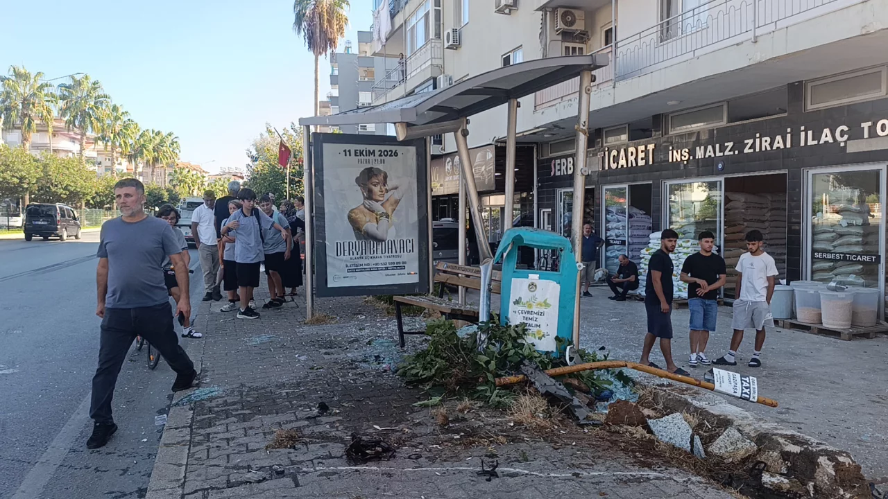 Yayaya &ccedil;arptı, ardından otob&uuml;s durağına daldı 