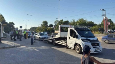 Yayaya yol vermek istedi, 3 ara&ccedil; birbirine girdi