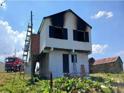 Yayla evinde vahşet: 3 kişiyi &ouml;ld&uuml;r&uuml;p ateşe verdiler 
