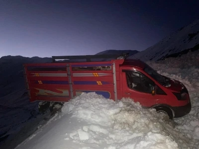 Yaylada 6 aracın &uuml;zerine &ccedil;ığ d&uuml;şt&uuml;; mahsur kalan 15 kişi kurtarıldı