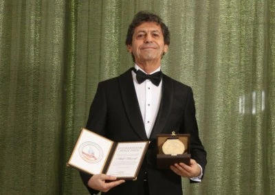 Yazar Akif Manaf'a uluslararası d&uuml;nya barış &ouml;d&uuml;l&uuml;...