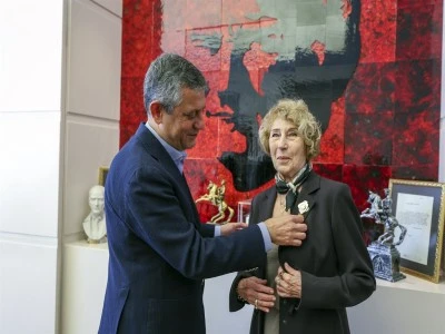 Yazar Ayşe Kulin CHP'ye &uuml;ye oldu