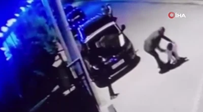 Yazıklar olsun! 11 yaşındaki &ccedil;ocuğu yumrukladığı yetmedi, yerden yere vurdu!