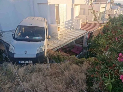 Yazlık evin verandasına otomobil d&uuml;şt&uuml;