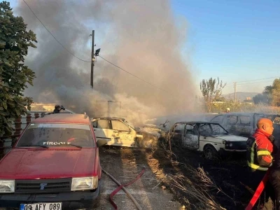 Yediemin deposunda yangın &ccedil;ıktı, 5 otomobil 30 motosiklet yandı