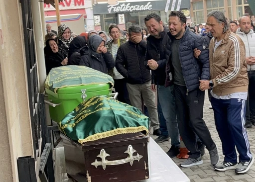 Bursa'da g&ouml;rev yapan Yeliz &ouml;ğretmen ve minik kızı g&ouml;zyaşlarıyla son yolculuğuna uğurlandı