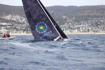 Yelken yarışlarında tekneler &ccedil;arpıştı, 1 tekne battı, 7 tekne hasar aldı
