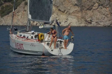 Yelkenciler r&uuml;zgarı beklerken denizde keyif yaptı
