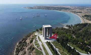 Yelkenliler, Cumhuriyet&rsquo;in 100&rsquo;&uuml;nc&uuml; yılında Şehitler Abidesi&rsquo;ni selamladı
