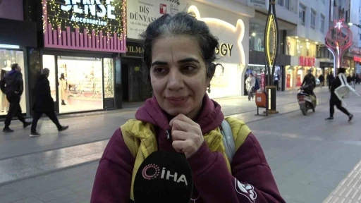 Yemeğini sokak k&ouml;peği ile paylaşan kadın y&uuml;rekleri ısıttı
