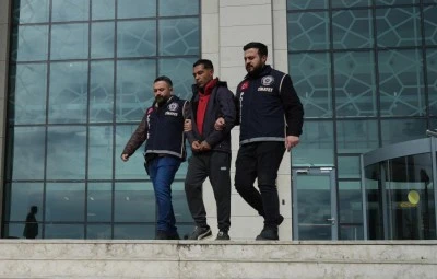 Yemek masasında &ouml;z babasını &ouml;ld&uuml;rd&uuml;