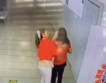 Yemek yerken nefes borusu tıkandı, &ouml;ğretmeni Heimlich manevrasıyla kurtardı
