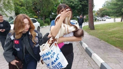 Yeni nişanlanan kadının evinden altınlarını &ccedil;alan kadın hırsız yakalandı
