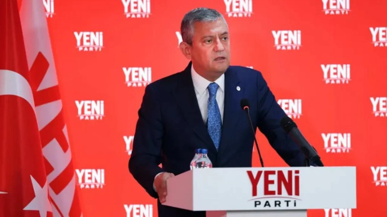 Yeni Parti'de isim değişikliği mi olacak? &Ouml;zg&uuml;r &Ouml;zel a&ccedil;ıkladı!