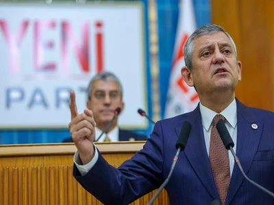 Yeni Parti Genel Başkanı &Ouml;zg&uuml;r &Ouml;zel: Yanlış tuğlayla doğru duvar &ouml;r&uuml;lmez