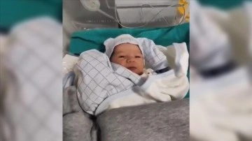 Yeni yılın ilk bebekleri d&uuml;nyaya geldi