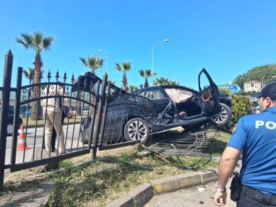 Yeniden Refah Partisi Genel Başkan Yardımcısı Gezgin'in i&ccedil;inde bulunduğu makam aracı kaza yaptı: 3 yaralı