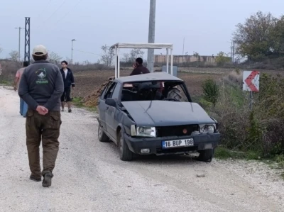 Yenişehir'de iki otomobil &ccedil;arpıştı: 1 &ouml;l&uuml;, 2 yaralı
