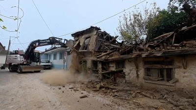 Yenişehir'de metruk binalar yıkılıyor